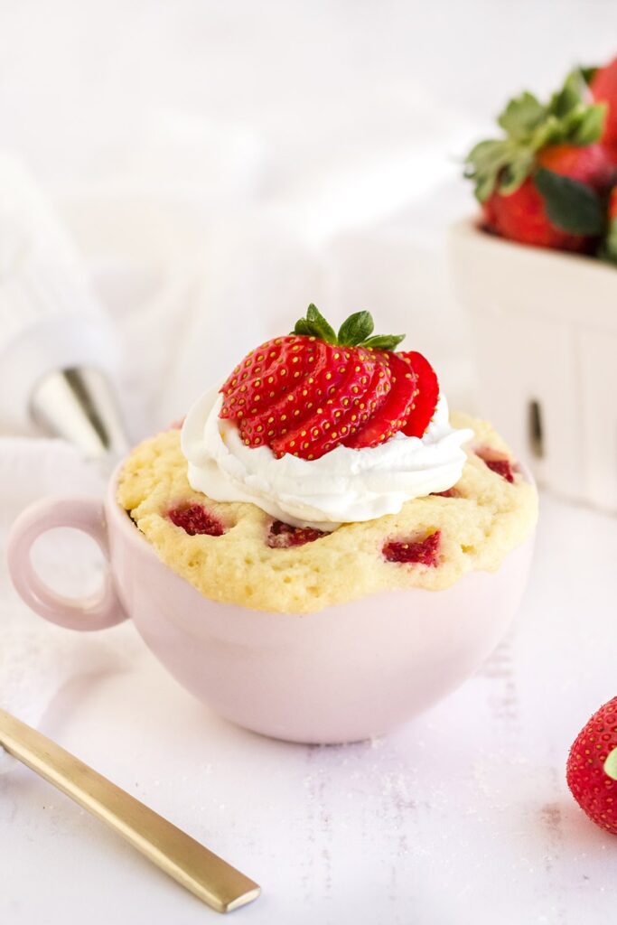 Strawberry cake in a pink mug.