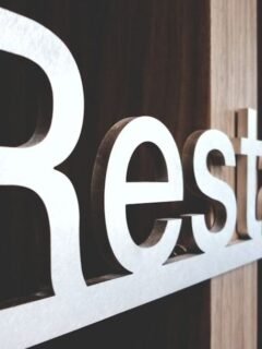 Why Former Restaurant Workers Say You Should Look Around the Dining Room Before Ordering